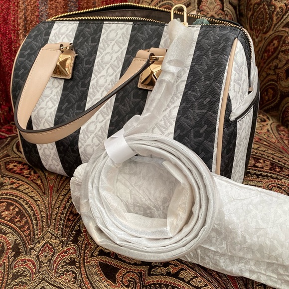 Michael Kors Medium Duffle Satchel - Picture 4 of 6